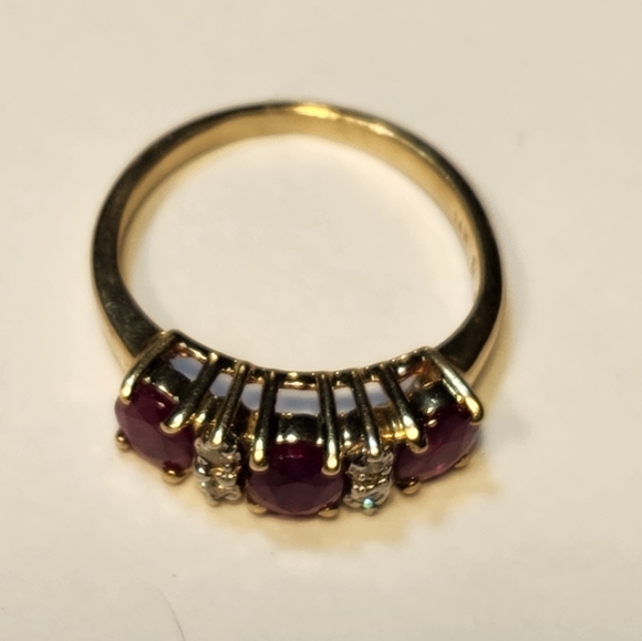 Beautiful 14 kt  Ruby and Diamond Ring - Picture 8 of 16
